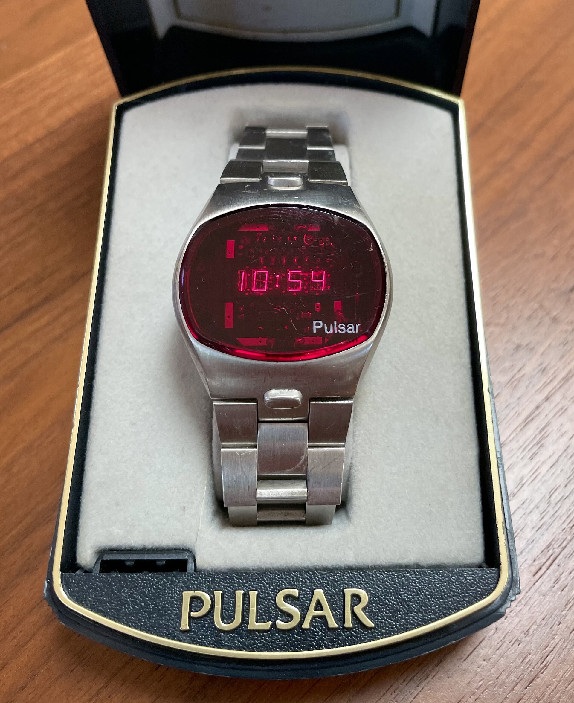 Часовник Pulsar с червен цифров дисплей в кутия