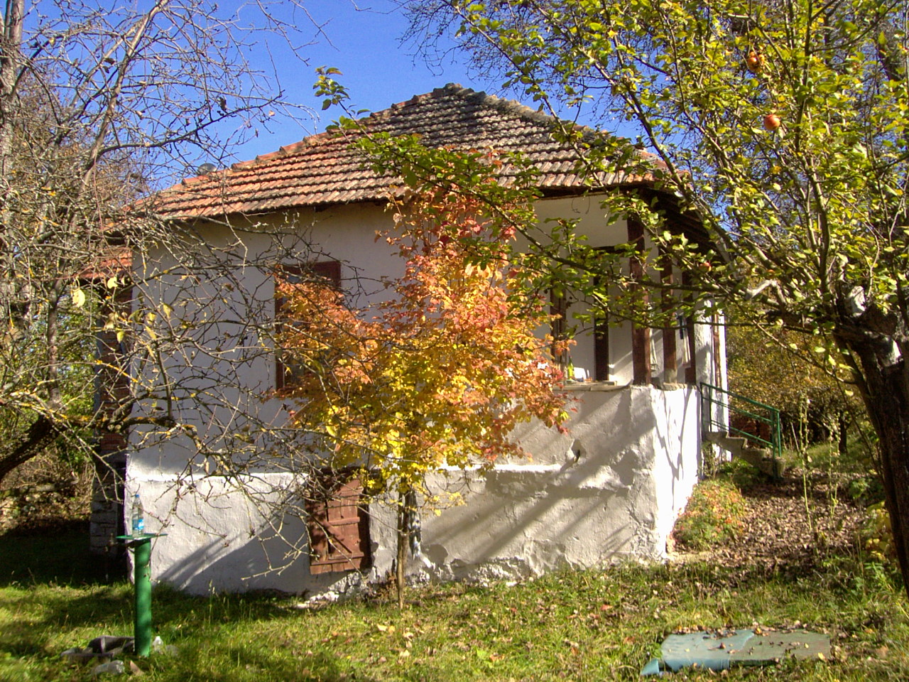 Стара селска къща през есента